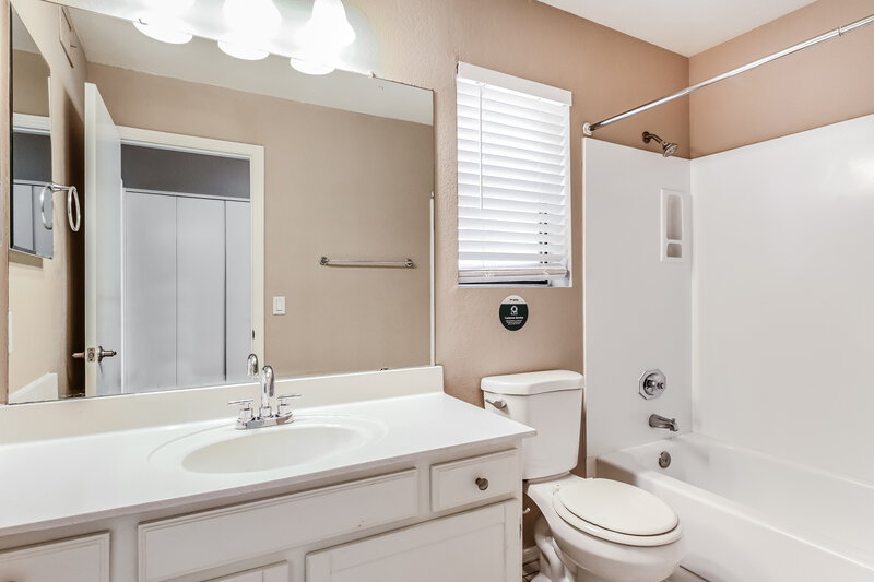 2,100/Mo, 4755 W Oraibi Dr Glendale, AZ 85308 Bathroom View