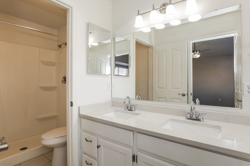 1,980/Mo, 12218 W Cambridge Ave Avondale, AZ 85392 Main Bathroom View