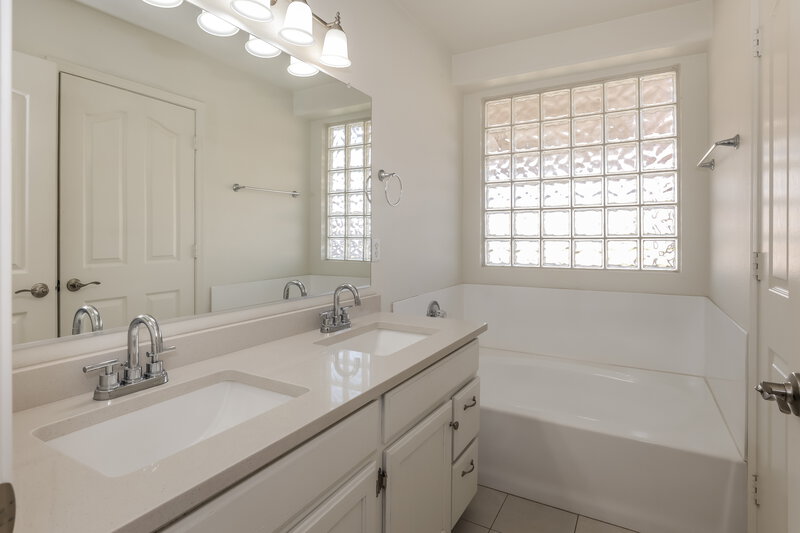 1,980/Mo, 12218 W Cambridge Ave Avondale, AZ 85392 Main Bathroom View 2