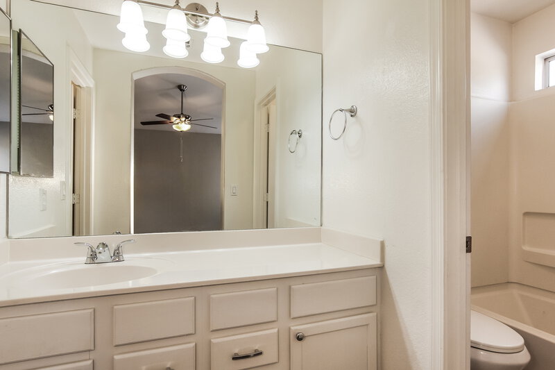 1,770/Mo, 9036 W Holly St Phoenix, AZ 85037 Main Bathroom View