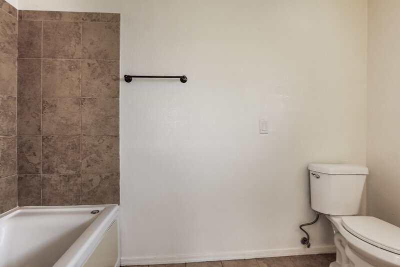 1,770/Mo, 9036 W Holly St Phoenix, AZ 85037 Bathroom View