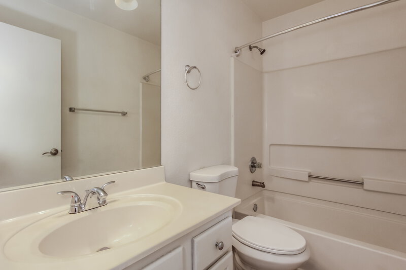 1,770/Mo, 9036 W Holly St Phoenix, AZ 85037 Bathroom View 2