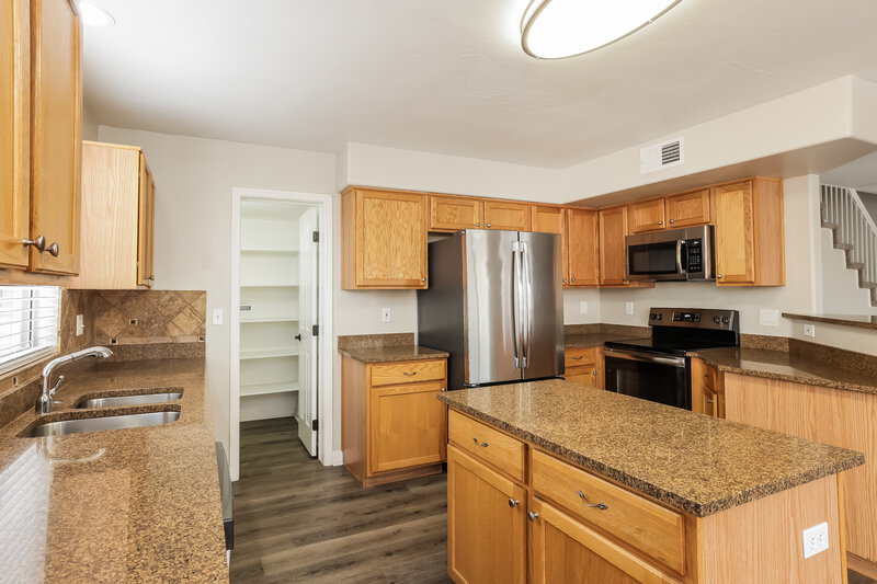 2,370/Mo, 10438 W Georgia Ave Glendale, AZ 85307 Kitchen View