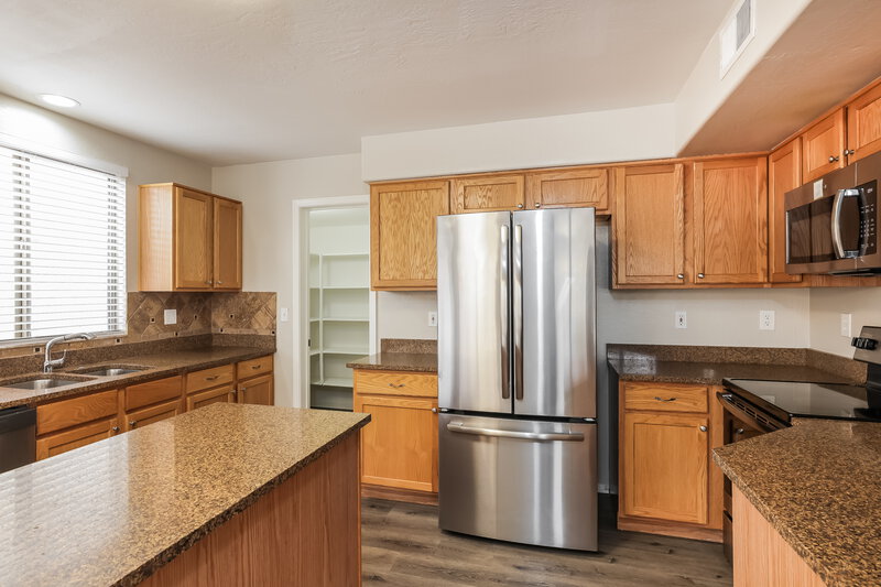 2,370/Mo, 10438 W Georgia Ave Glendale, AZ 85307 Kitchen View 2