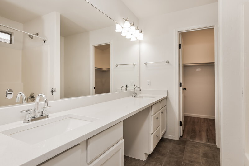 2,370/Mo, 10438 W Georgia Ave Glendale, AZ 85307 Main Bathroom View