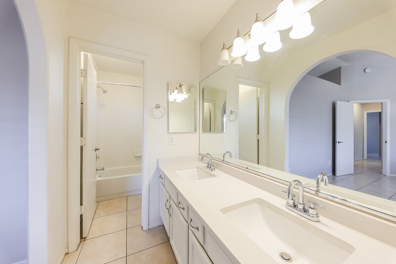 1,925/Mo, 7056 W Eva Street Peoria, AZ 85345 Main Bathroom View