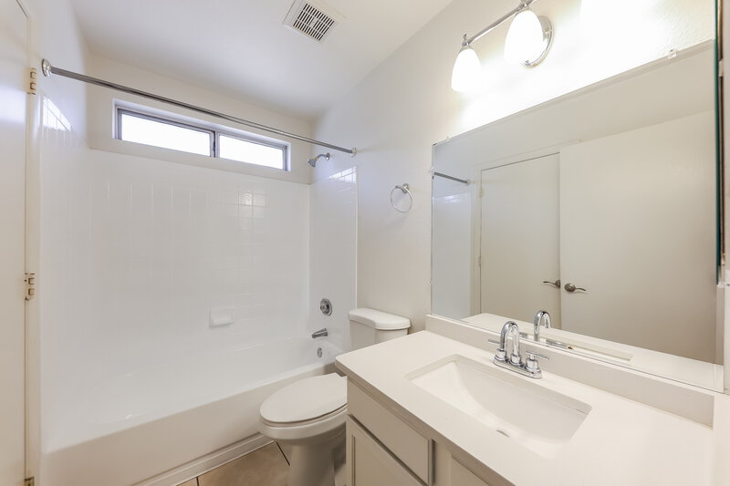 1,925/Mo, 7056 W Eva Street Peoria, AZ 85345 Bathroom View