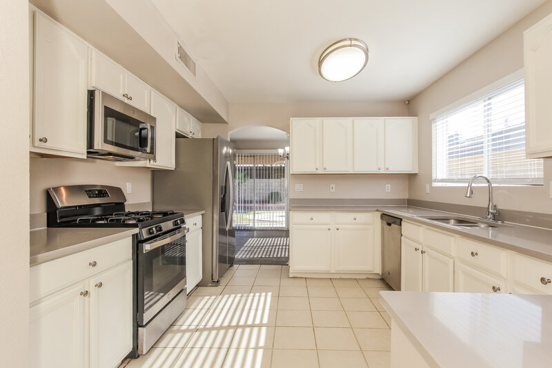 1,840/Mo, 9147 N 73rd Ln Peoria, AZ 85345 Kitchen View