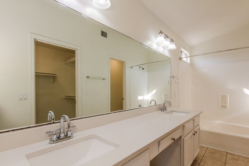 1,840/Mo, 9147 N 73rd Ln Peoria, AZ 85345 Main Bathroom View