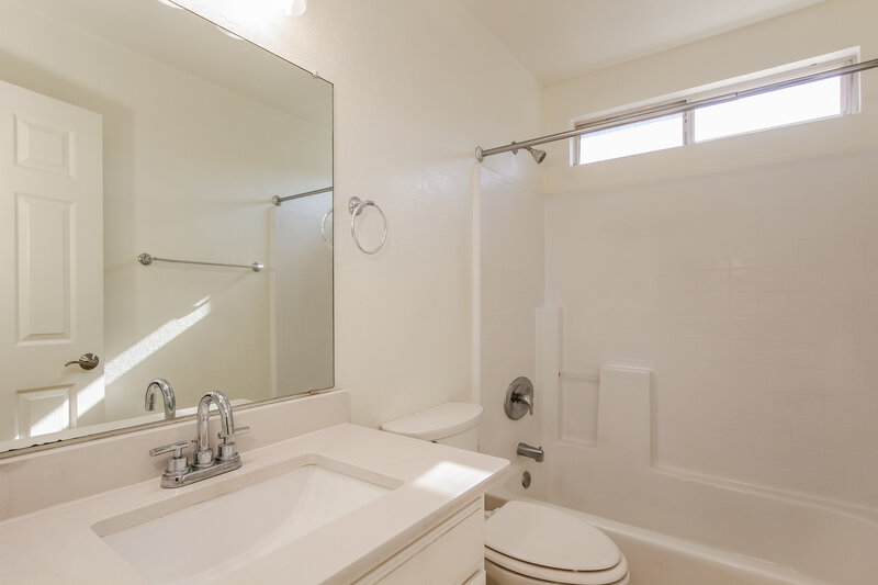 1,840/Mo, 9147 N 73rd Ln Peoria, AZ 85345 Bathroom View