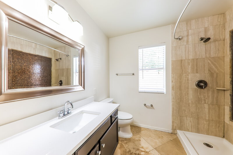 2,055/Mo, 3614 W Camino Del Rio Glendale, AZ 85310 Main Bathroom View