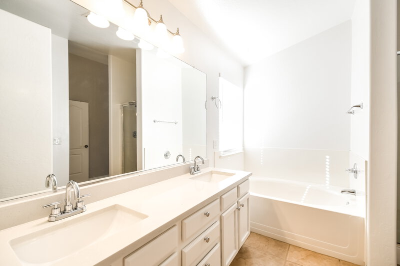 2,840/Mo, 9146 E Encanto St Mesa, AZ 85207 Main Bathroom View