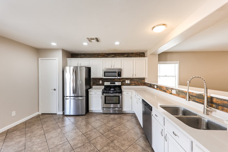 1,805/Mo, 12552 W Charter Oak Rd El Mirage, AZ 85335 Kitchen View