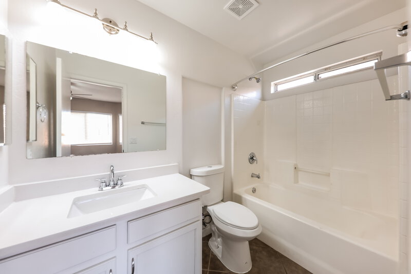 1,805/Mo, 12552 W Charter Oak Rd El Mirage, AZ 85335 Main Bathroom View
