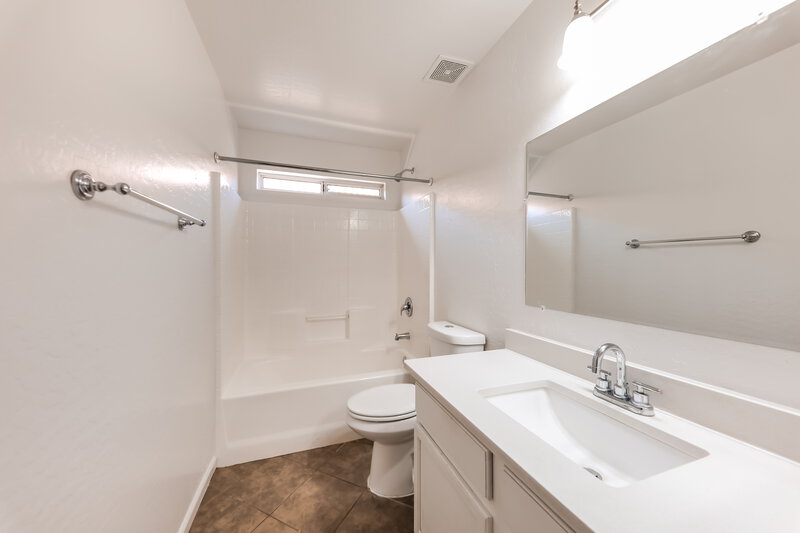 1,805/Mo, 12552 W Charter Oak Rd El Mirage, AZ 85335 Bathroom View