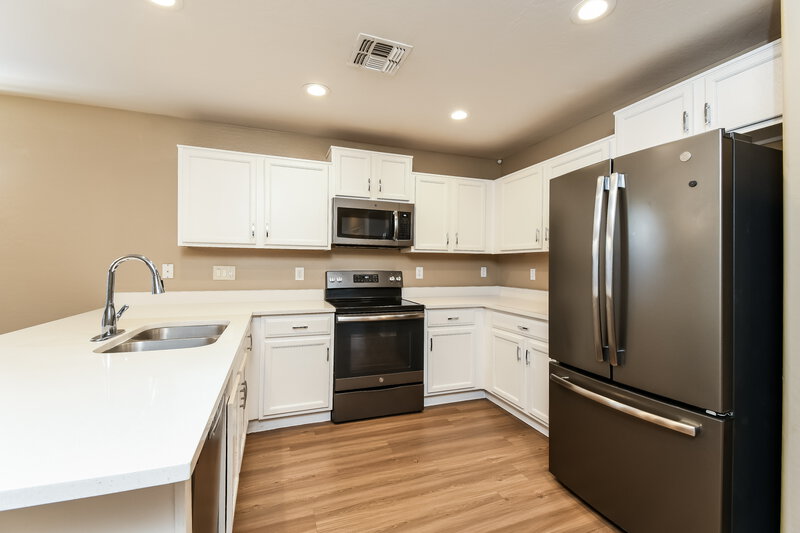 1,825/Mo, 1701 E Christopher St San Tan Valley, AZ 85140 Kitchen View 2