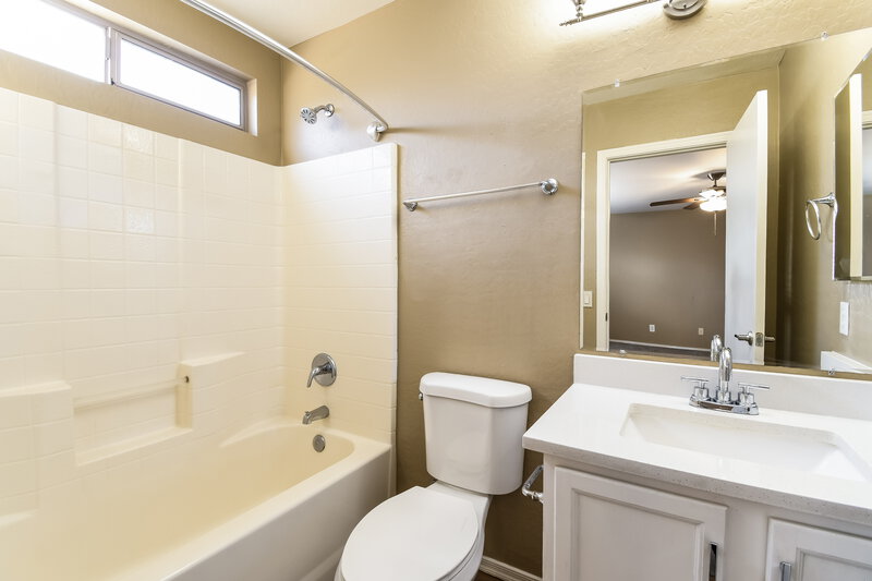 1,825/Mo, 1701 E Christopher St San Tan Valley, AZ 85140 Bathroom View