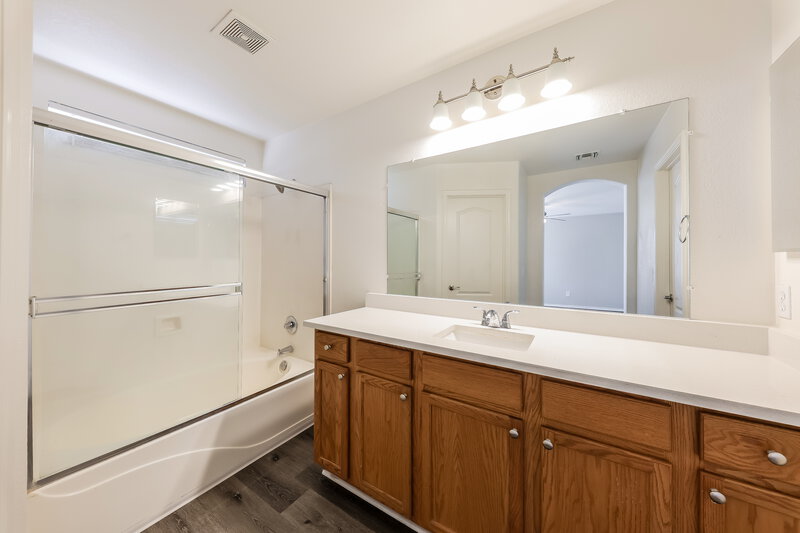 1,850/Mo, 501 S 125th Ave Avondale, AZ 85323 Main Bathroom View