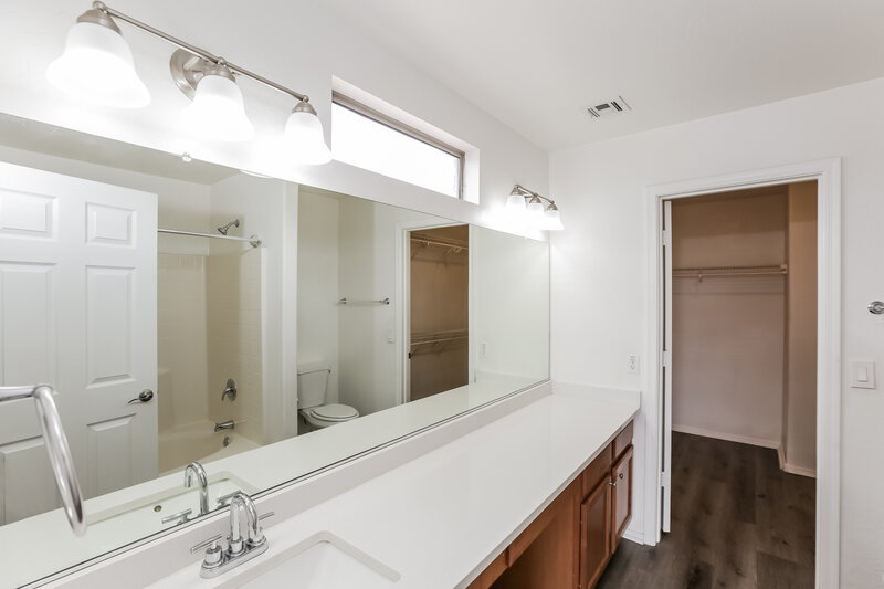 3,300/Mo, 2004 S 106th Ln Tolleson, AZ 85353 Main Bathroom View