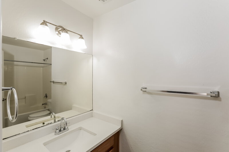 3,300/Mo, 2004 S 106th Ln Tolleson, AZ 85353 Bathroom View
