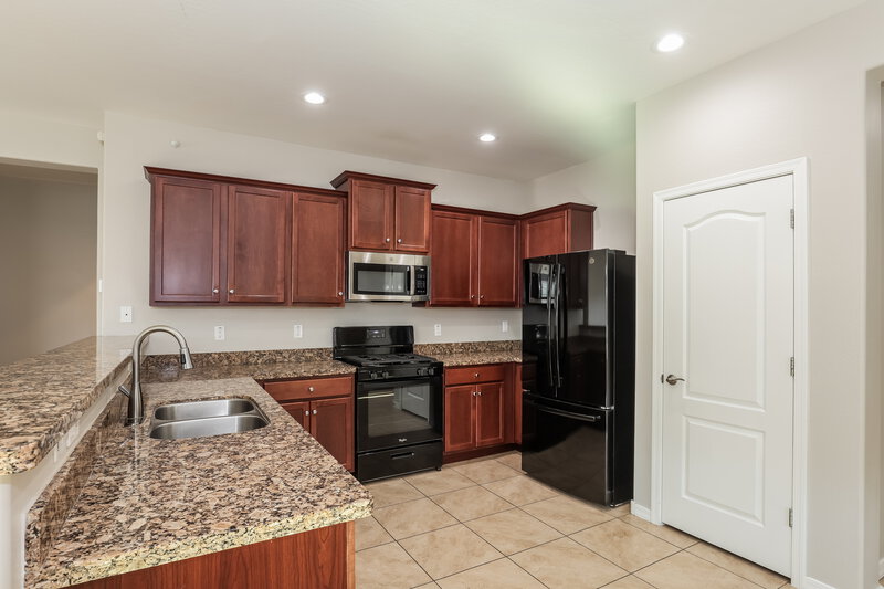 2,200/Mo, 7515 W Irwin Ave Laveen, AZ 85339 Kitchen View 2