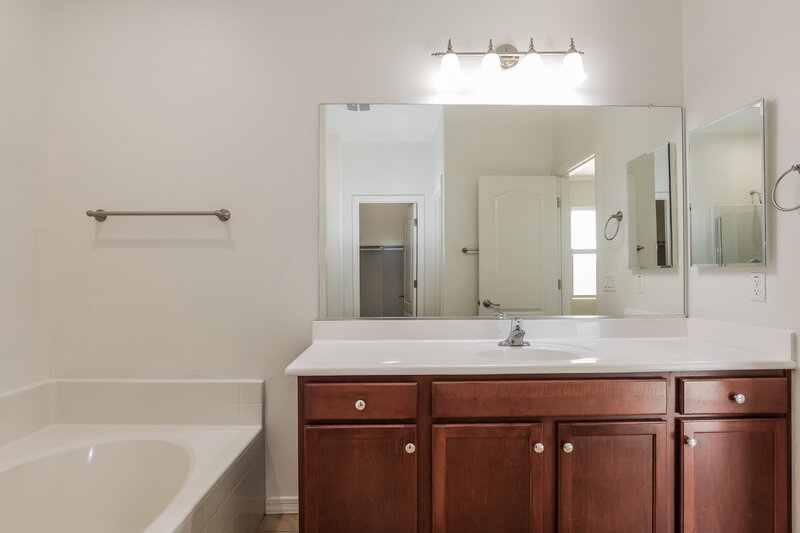 2,200/Mo, 7515 W Irwin Ave Laveen, AZ 85339 Main Bathroom View