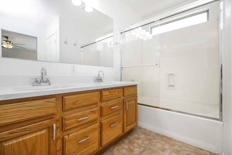 2,245/Mo, 2581 E Bellerive Drive Chandler, AZ 85249 Main Bathroom View