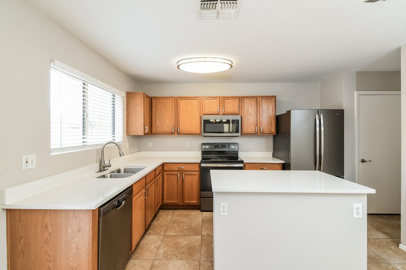2,215/Mo, 8918 E Oro Cir Mesa, AZ 85212 Kitchen View