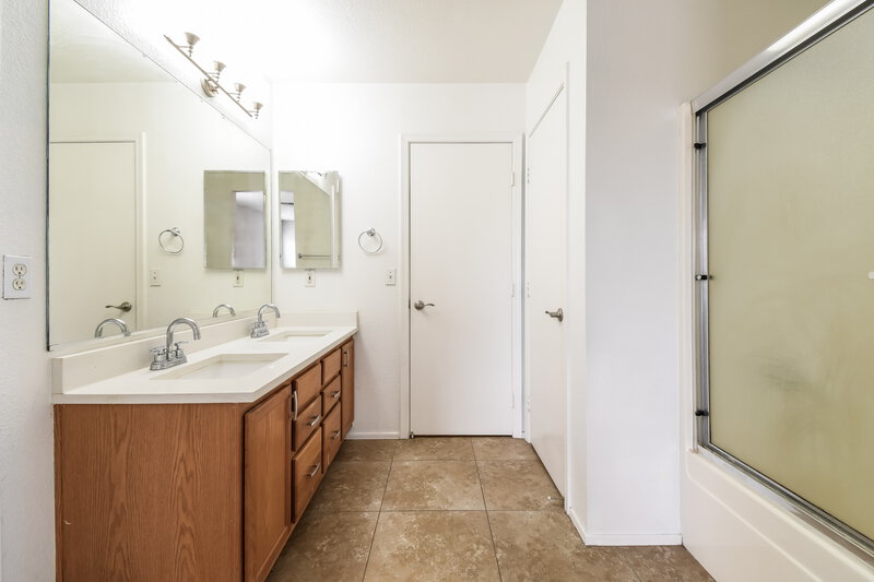 2,175/Mo, 8918 E Oro Cir Mesa, AZ 85212 Main Bathroom View