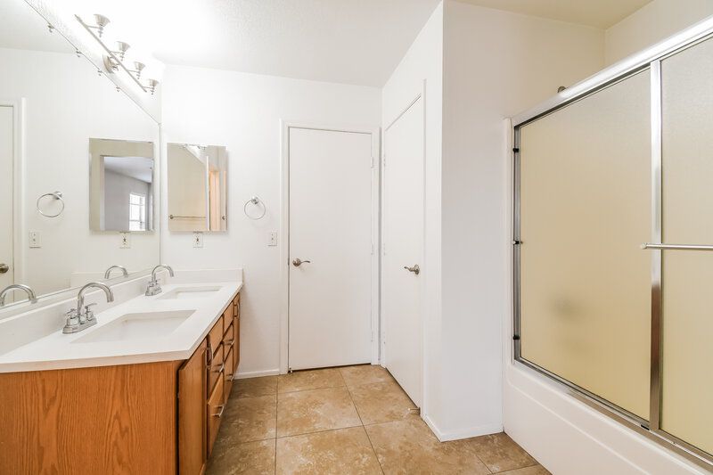 2,215/Mo, 8918 E Oro Cir Mesa, AZ 85212 Main Bathroom View