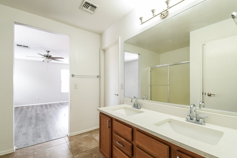 2,175/Mo, 8918 E Oro Cir Mesa, AZ 85212 Main Bathroom View 2