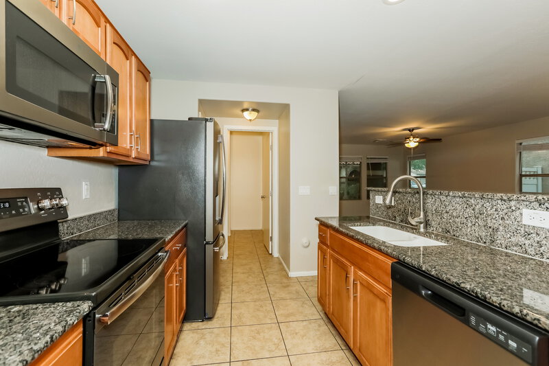 2,080/Mo, 992 S Hawk Ln Gilbert, AZ 85296 Kitchen View 2