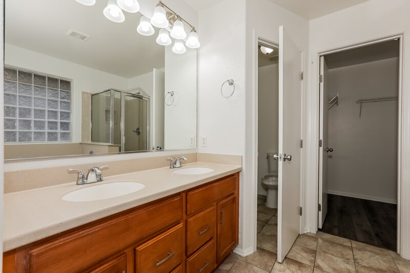 2,080/Mo, 992 S Hawk Ln Gilbert, AZ 85296 Main Bathroom View