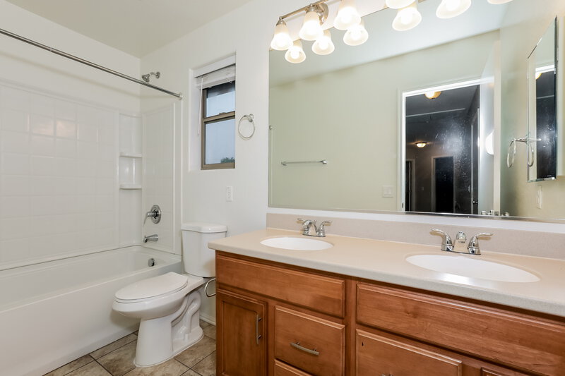 2,080/Mo, 992 S Hawk Ln Gilbert, AZ 85296 Bathroom View