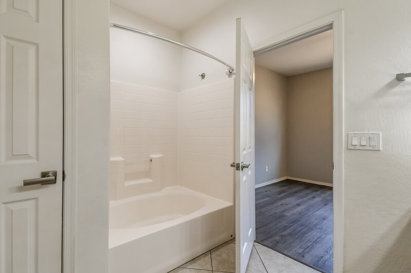 1,850/Mo, 7205 W Jones Ave Phoenix, AZ 85043 Main Bathroom View