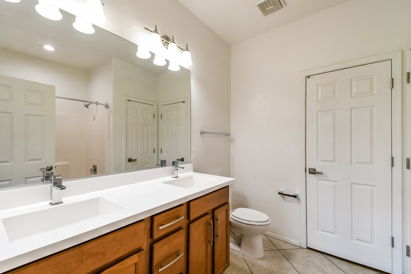 1,850/Mo, 7205 W Jones Ave Phoenix, AZ 85043 Main Bathroom View 2