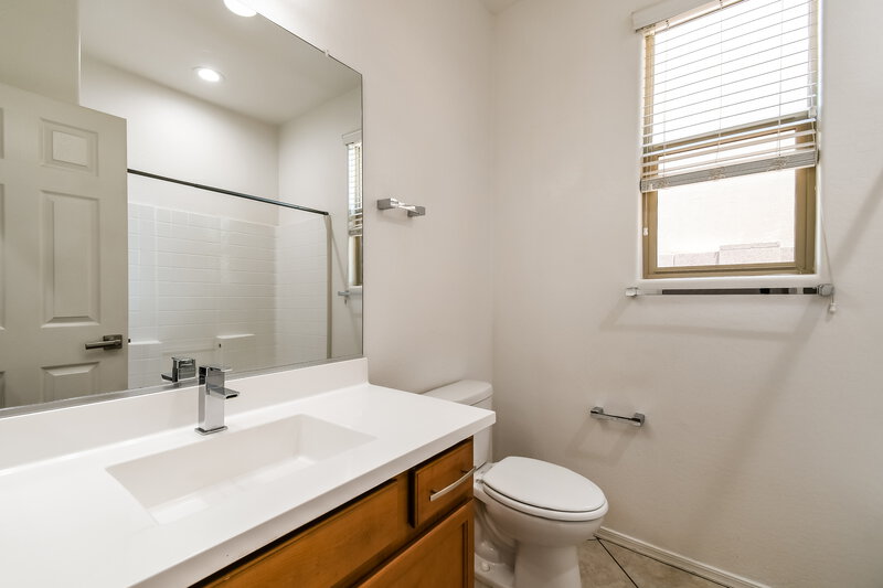1,850/Mo, 7205 W Jones Ave Phoenix, AZ 85043 Bathroom View