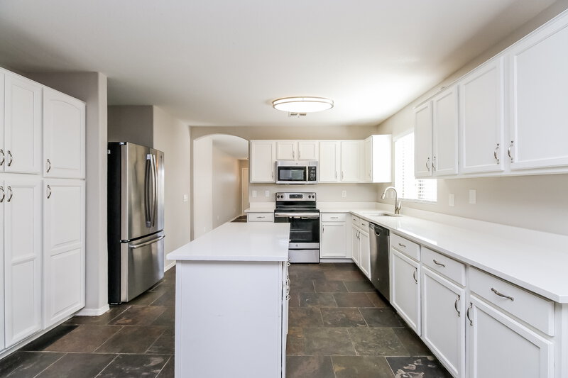 1,905/Mo, 40082 N Costa Del Sol Dr San Tan Valley, AZ 85140 Kitchen View 2