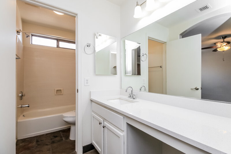 1,905/Mo, 40082 N Costa Del Sol Dr San Tan Valley, AZ 85140 Main Bathroom View