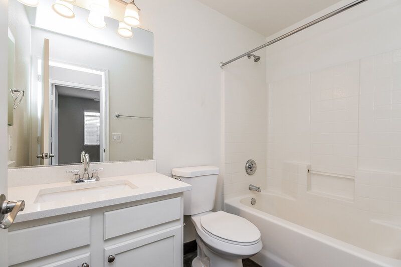 1,905/Mo, 40082 N Costa Del Sol Dr San Tan Valley, AZ 85140 Bathroom View