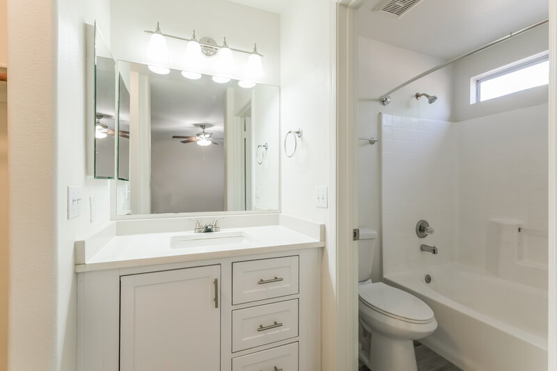 2,220/Mo, 24620 N 38th Lane Glendale, AZ 85310 Bathroom View 2