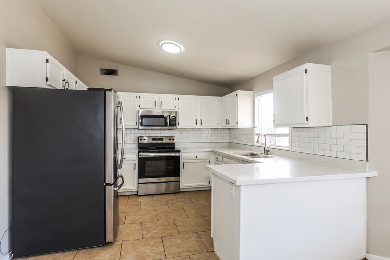 1,870/Mo, 6409 W Pima St Phoenix, AZ 85043 Kitchen View 2