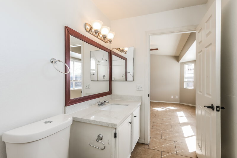 1,870/Mo, 6409 W Pima St Phoenix, AZ 85043 Main Bathroom View 2