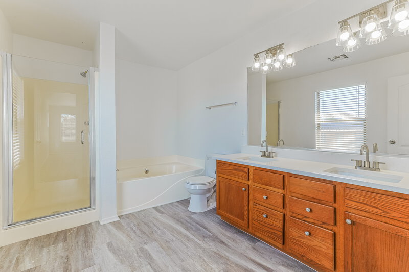 2,285/Mo, 2361 E 35th Ave Apache Junction, AZ 85119 Main Bathroom View