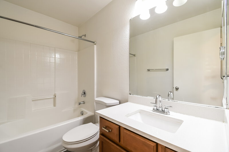 1,955/Mo, 10222 E Baltimore Street Mesa, AZ 85207 Bathroom View 2