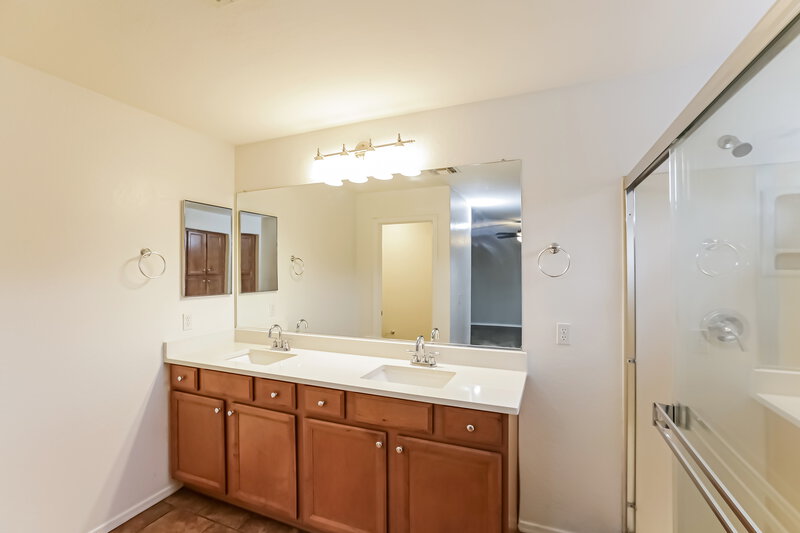 2,175/Mo, 2109 W Nancy Ln Phoenix, AZ 85041 Main Bathroom View