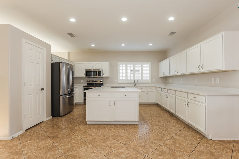 2,130/Mo, 1913 S 83rd Dr Tolleson, AZ 85353 Kitchen View 2