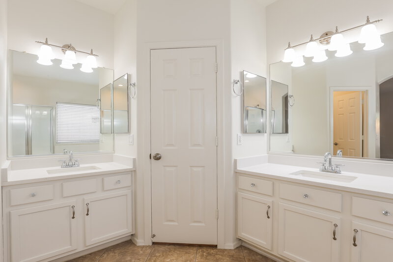 2,130/Mo, 1913 S 83rd Dr Tolleson, AZ 85353 Main Bathroom View