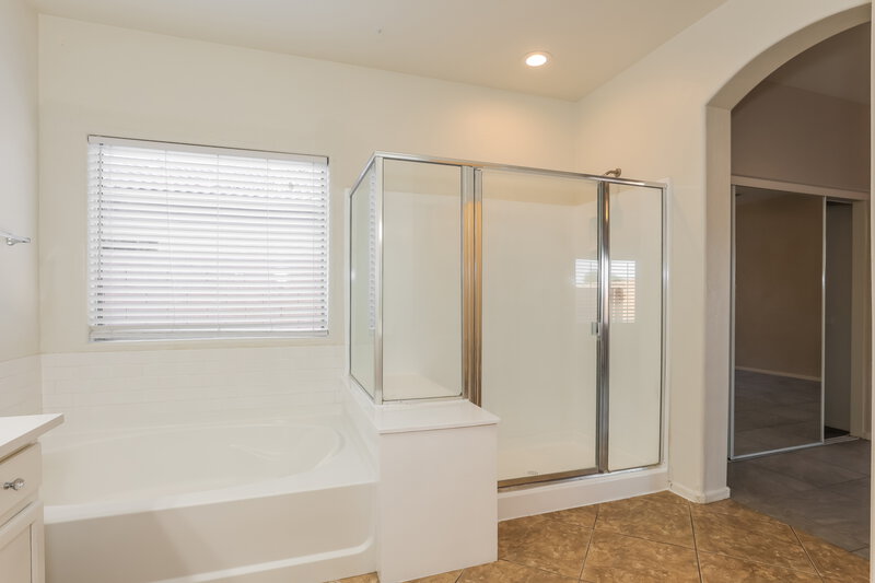 2,130/Mo, 1913 S 83rd Dr Tolleson, AZ 85353 Main Bathroom View 2
