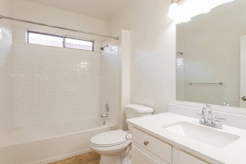 2,130/Mo, 1913 S 83rd Dr Tolleson, AZ 85353 Bathroom View